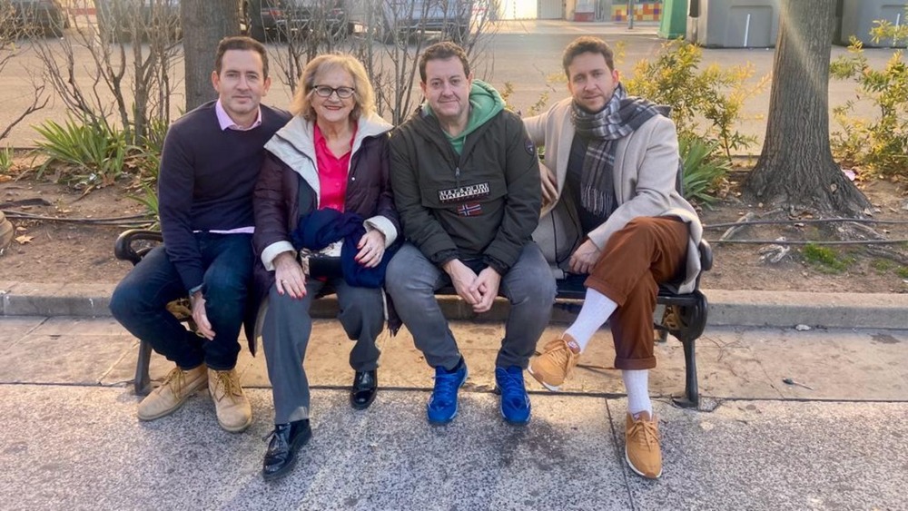 Antoni Daimiel, junto a su madre María José, y sus hermanos, Óscar (a la izquierda) y Rubén (a la derecha) en el Paseo San Gregorio de Puertollano. 