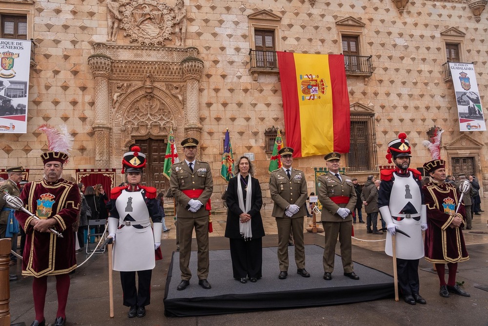 Fotografías del acto solemne que se celebró este sábado en la Plaza de España.