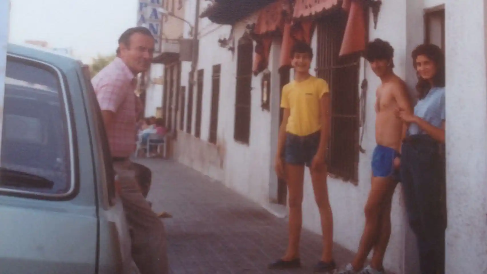 Pepe Rodríguez (camiseta amarilla), con su padre y sus hermanos en la entrada del restaurante, años 80