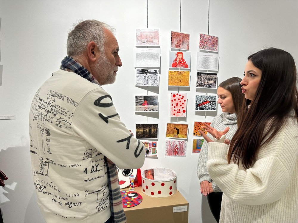 A la inauguración de la muestra han asistido alumnas, alumnos y profesorado del CRA Francisco Ibáñez, así como el alumnado del cuarto curso del Grado en Humanidades y Primaria de la Universidad de Alcalá.