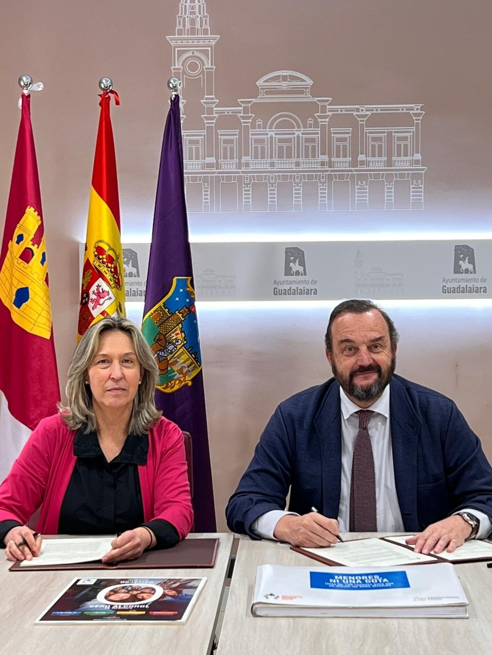 Firma del convenio entre la alcaldesa de Guadalajara, Ana Guarinos,y el director de Espirituosos España, Bosco Torremocha.