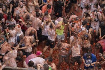 La Tomatina vuelve a teñir de rojo Buñol