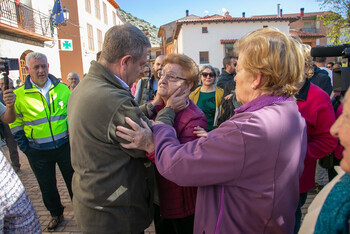 Page visita Villel de Mesa y transmite el compromiso de la CHE