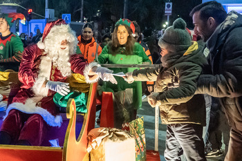 Papa Noel desfiló por las calles de la capital