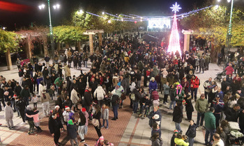 Cabanillas enciende la Navidad con homenaje al trabajo público