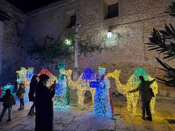 Los niños de Pastrana encienden la Navidad en la villa ducal