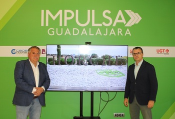 El alcalde de Horche visita la oficina de Impulsa Guadalajara