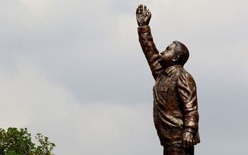 Los manifestantes derriban varias estatuas de Hugo Chávez