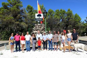 La Urbanización El Paraíso de Pareja renueva bandera de España