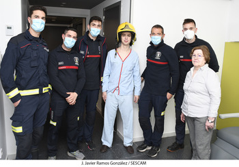 Los bomberos visitan a los pacientes del Hospital