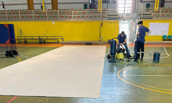 Cabanillas hace trabajos de mantenimiento en el polideportivo