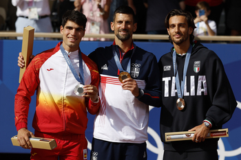 Djokovic deja a Alcaraz sin oro