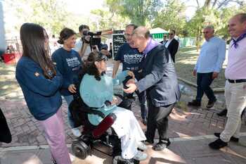 Emiliano García-Page visita el Vermú Solidario de Nipace