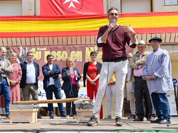 Joaquín Prat recibe el Premio 'Su Peso en Miel' en Peñalver