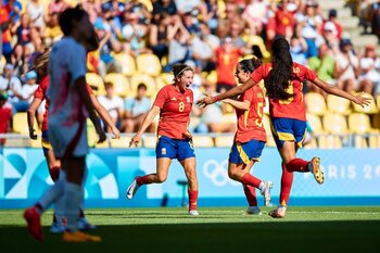 España saca galones en su histórico debut en París