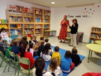 La escritora Gracia Iglesias visita la biblioteca de Alovera