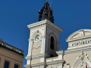 El reloj del Ayuntamiento deja de sonar por riesgo de derrumbe