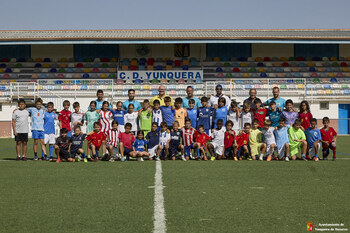 El campus de fútbol de Yunquera reúne a unos 50 jóvenes
