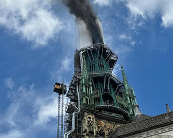 Se incendia la aguja de la catedral francesa de Ruán