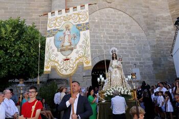 Pareja rinde honores a la Virgen de los Remedios