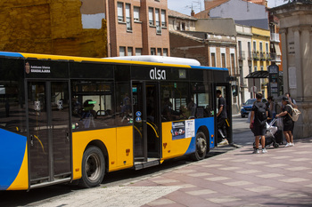 El PSOE advierte que planea una huelga en los autobuses