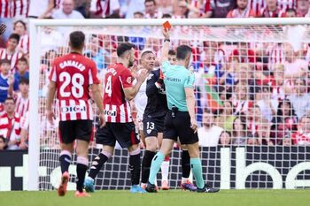 Un autogol de Padilla permite al Sevilla arañar un punto