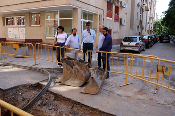 El alcalde de Azuqueca visita las obras de la calle Cuenca