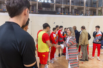 Futbolistas con discapacidad visual entrenan en la capital