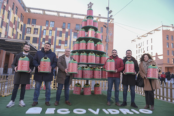 El árbol navideño de Ecovidrio anima al reciclaje en Azuqueca