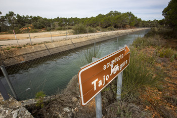 Ribera exhibe su convenio para financiar la desalación de agua