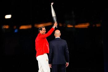 La Torre Eiffel y Rafa Nadal alumbran los Juegos de los récord