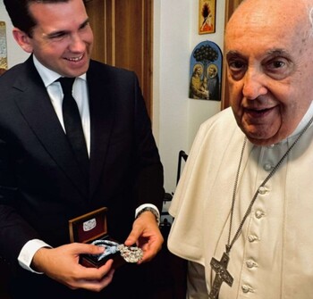 El Papa recibe la medalla de la Cofradía Virgen de la Antigua