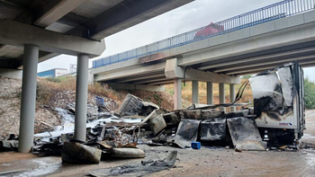 Fallece un camionero tras volcar e incendiarse su camión