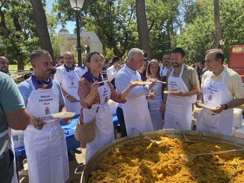 Masiva afluencia de público en la paella solidaria de peñas