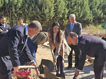 Page pone primera piedra para un centro de día y viviendas