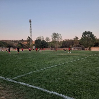 Galápagos quiere instalar torres de luz en el campo de fútbol