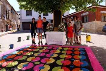 Almonacid realiza una preciosa alfombra para el Corpus Christi