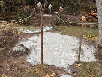 El Ejército construye en Landete una pasarela sobre el río