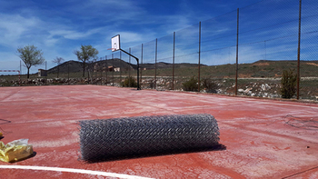 Alustante realiza arreglos en la pista polideportiva