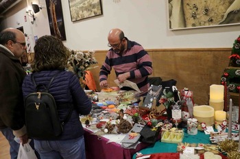 El mercadillo del puente inicia la Navidad en Almonacid