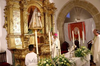 Inauguran la restauración del retablo barroco de Almonacid