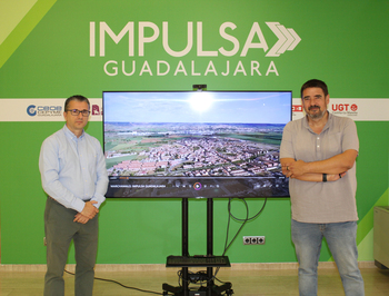 El alcalde de Marchamalo visita la Oficina Impulsa Guadalajara