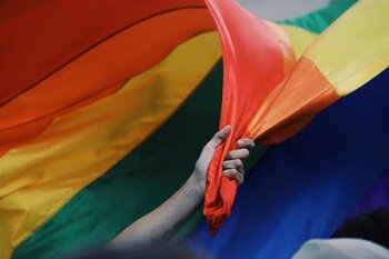 Wado, indignada por la ausencia de la bandera LGTBI