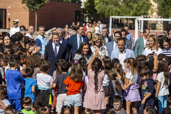 Emoción en Azuqueca por la visita de la reina 'al cole'