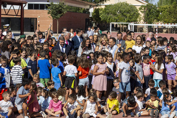 Emoción en el 'Maestra Plácida' por la visita de la Reina