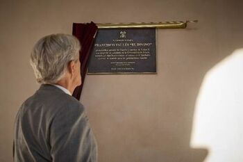 Divino Vallés ya cuenta con una placa de homenaje en la UAH