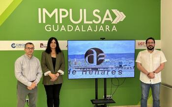 El alcalde de Azuqueca visita la oficina Impulsa Guadalajara