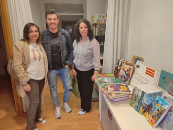 La Liga de los libros entrega un lote de libros a Apandagu