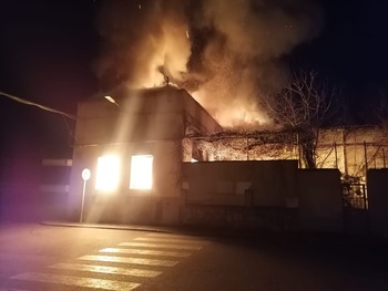 Incendio controlado en el antiguo cuartel militar del Fuerte