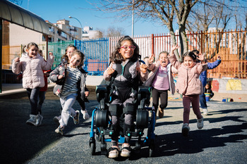 Un exoesqueleto devuelve la movilidad a niños con parálisis